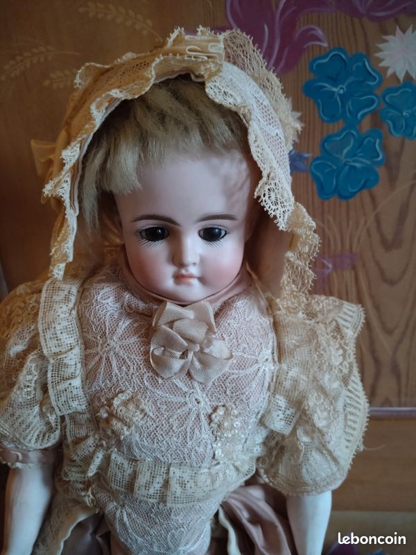 Poupée Kestner Pouty ancienne, vers 1885, bouche fermée, robe de poupée
