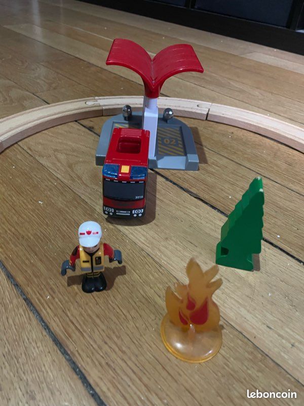 Coffret BRIO World Circuit Pompier – 18 Pièces, Train à Piles Son Et Lumière, Rails En Bois – Jouet Mixte Dès 3 Ans, Compatible Avec D’autres Marques