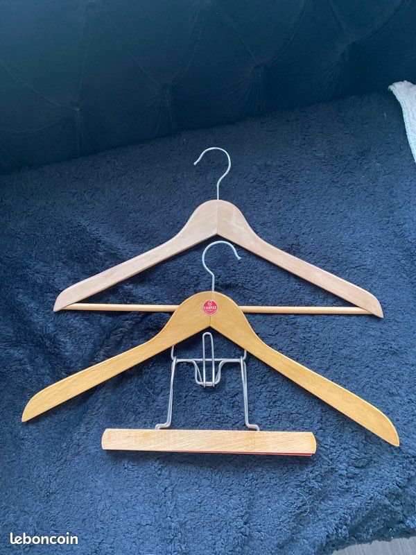 Lot de 2 cintres en bois (image 1)
