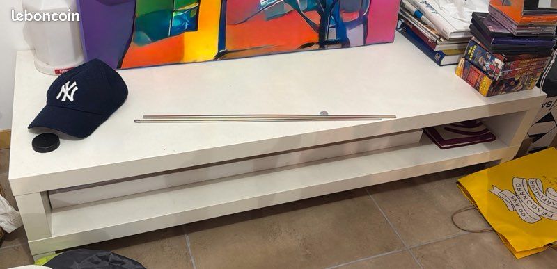Meuble TV IKEA blanc mat Dimensions : 149 × 55 × 35 cm. Bon état général. Grande capacité de rangement. Style contemporain et épuré (image 1)