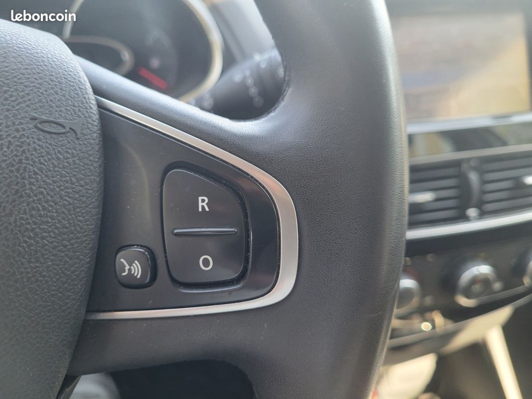RENAULT CLIO IV 1.5 dCi 90 Energy 82g Zen - Climatisation - GPS - Régulateur - Limiteur de vitesse (image 17)