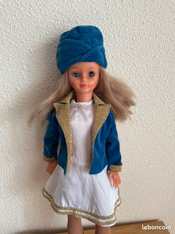 poupée betsie bella soeur de cathie,blonde yeux bleu avec une tenue