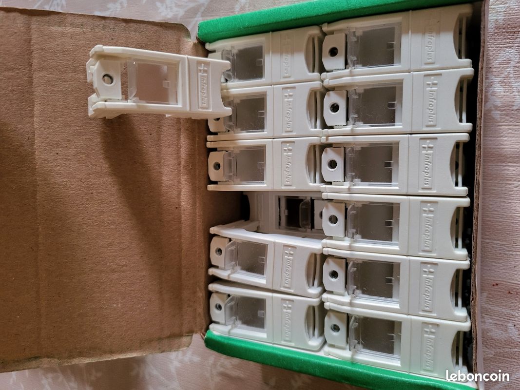 Infraplus-MP - Support multiplus pour RJ45 S-ONE adaptable blanc avec volet (image 2)