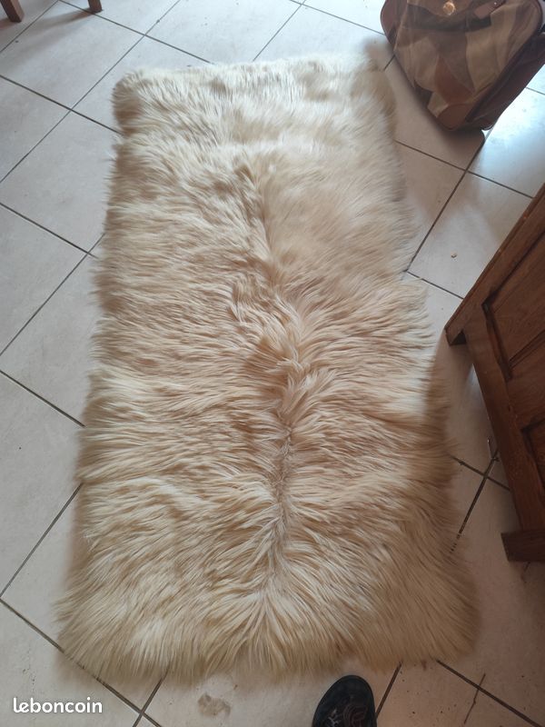 Tapis rond ancien cuir de chêvre | , brocante en ligne