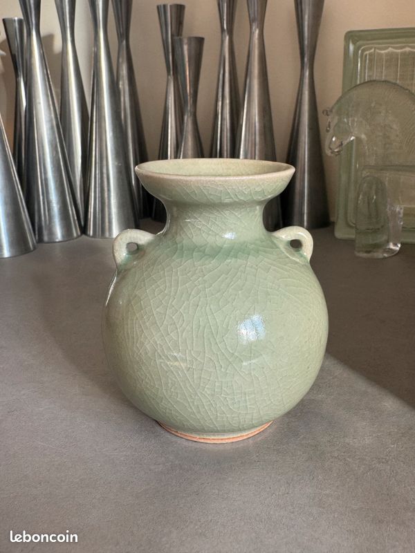 Vase en céramique signé et a identifier