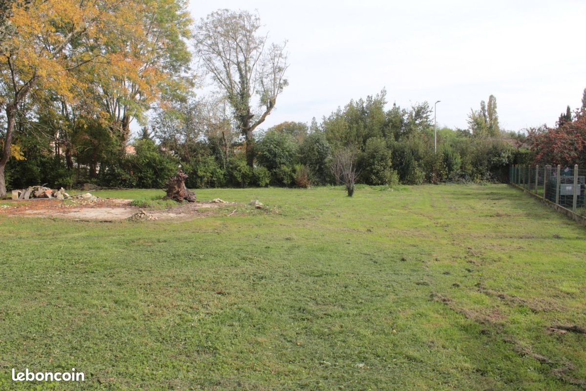 Terrain à bâtir de 778 m² à SAINT-GENIS-DE-SAINTONGE (17) · 29 900 €