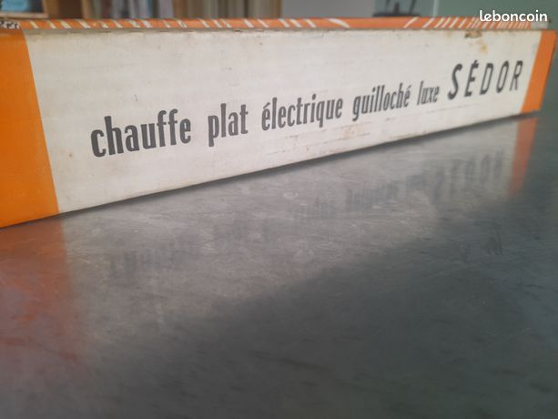 ancien chauffe plats électrique à accumulation marque VERITAS type LOUIS XV