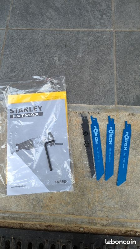 Scie Sabre Pendulaire STANLEY FATMAX 900W - KFFMES360-QS - Livrée Avec Lame - Découpe Bois, Métal, Plastique