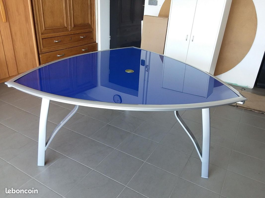 Table triangulaire bleue (image 1)