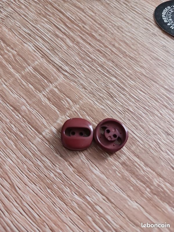 Lot De 26 Petits Boutons Vintage – Marron Rectangulaire – 0,9 X 1,2 Cm – Ref 1014