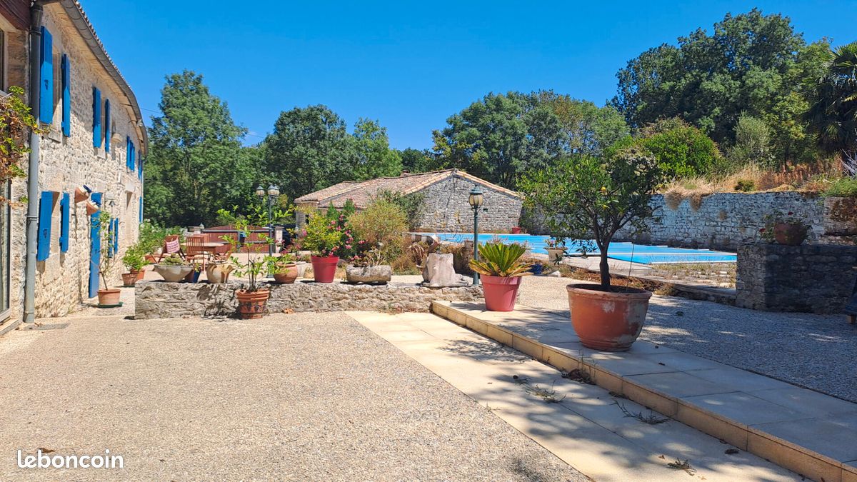 Maison 9 pièces 253 m² · à Germond-Rouvre · 253 m² · 395 000 €