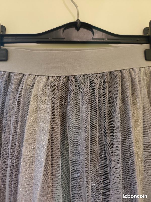 Jolie jupe scintillante dessus tulle, taille élastique. Parfait état. Taille M. Marque J. Stars (image 2)