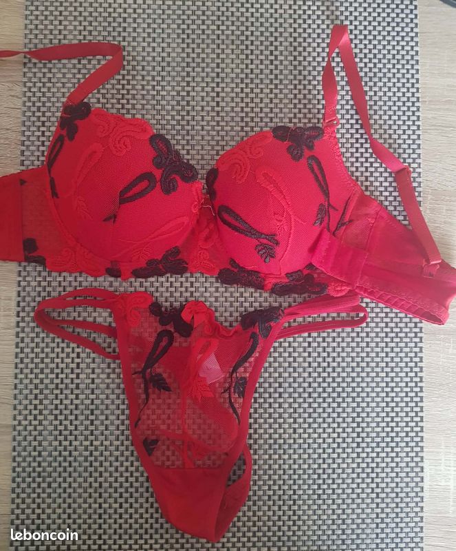 Ensemble soutien gorge et string rouge et noir Soutien-gorge taille 90B - string taille L 75% polyamide, 15% polyester, 10% Elasthanne Très bon état Pas sérieux s'abstenir (image 1)