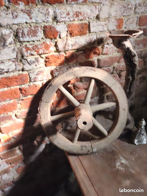 Roue de brouette en bois ancienne (image 1)