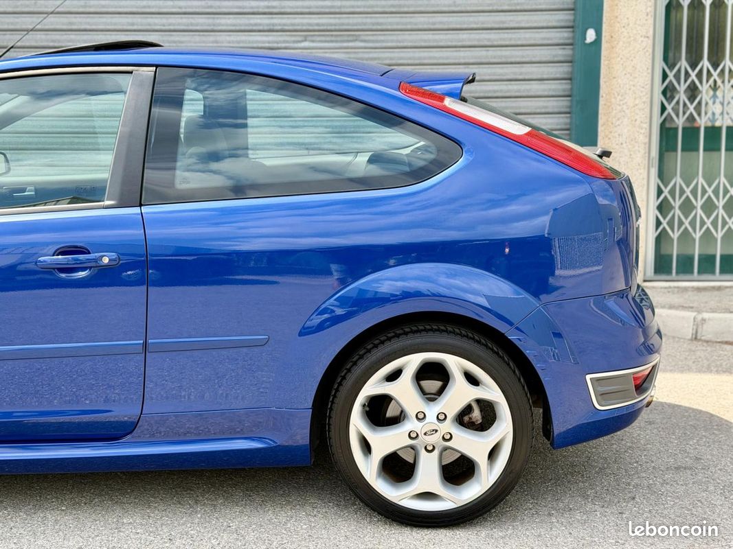 FORD FOCUS ST 2.5 225Ch MK2- Toit ouvrant - xénons - Première main (image 4)
