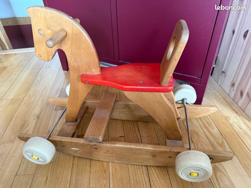 Cheval à bascule (image 1)