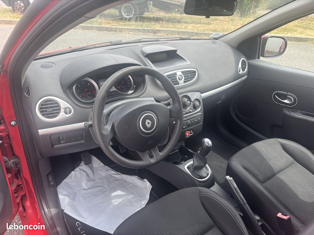 Renault CLIO III 1.5 DCI 75CH EXPRESSION CLIM ECO² 5P (image 7)