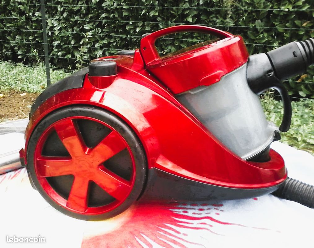 Aspirateur traîneau sans sac filaire 1600W 112130, réponse rapide