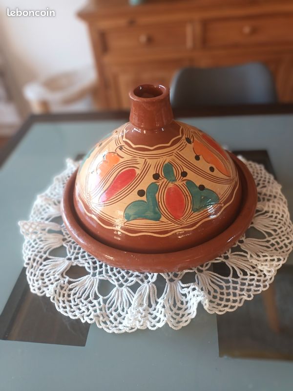 Tagine marocain traditionnel sur fond blanc Photo Stock - Alamy