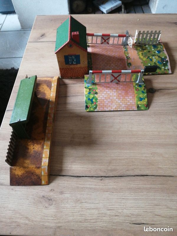 2 Gares Anciennes En Tôle Lithographiée JEP / Hornby - Jouets Trains Vintage