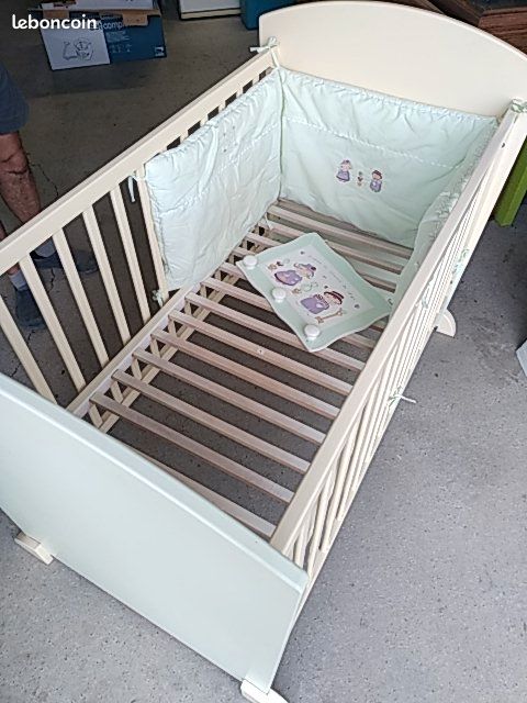 Lit et commode bébé + 3 accessoires (image 1)