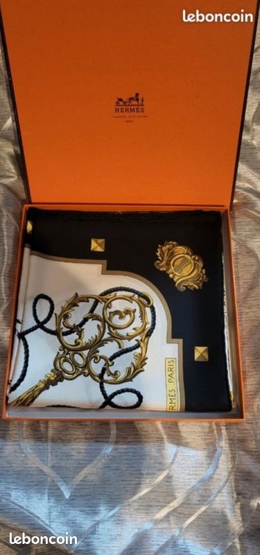 Carré Hermès en soie "Les Clés" – Noir et Or – Boîte d'origine (image 2)