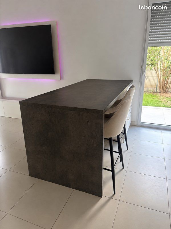 Îlot de cuisine + chaises (image 1)