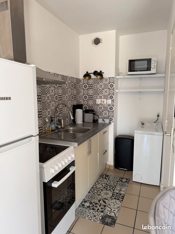 Ouistreham, proche mer et centre-ville, T2 meublé 38 m² avec entrée indépendante et jardin 12 m². Séjour/cuisine équipée, chambre, SDB, calme et très bien entretenu (image 6)