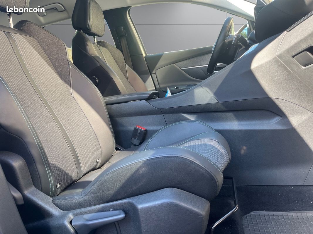 PEUGEOT 3008 Puretech 130ch SS EAT8 Allure (image 16)