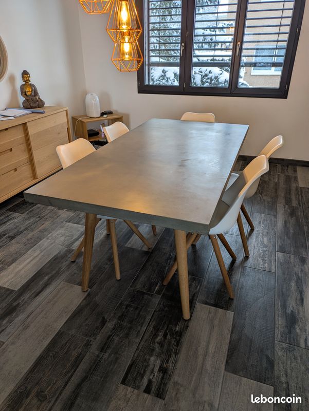 Table de salle à manger en béton lissé avec piètement bois massif (image 1)