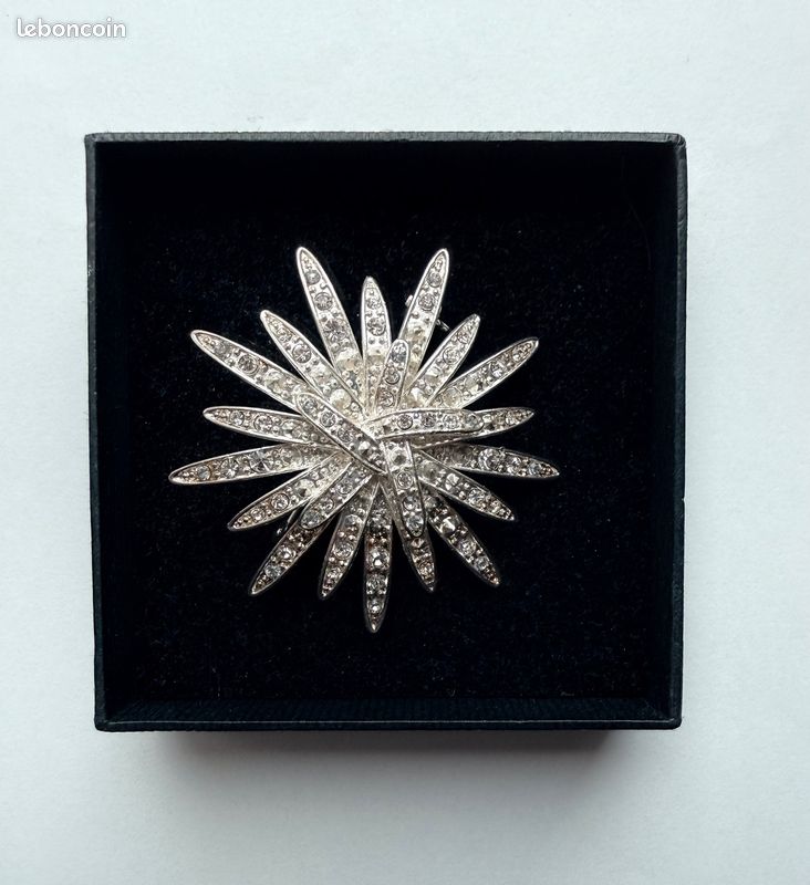 Belle Broche Vintage Avec Des Brillants - Bijou D'occasion Sans Marque, Pour Embellir Ta Tenue