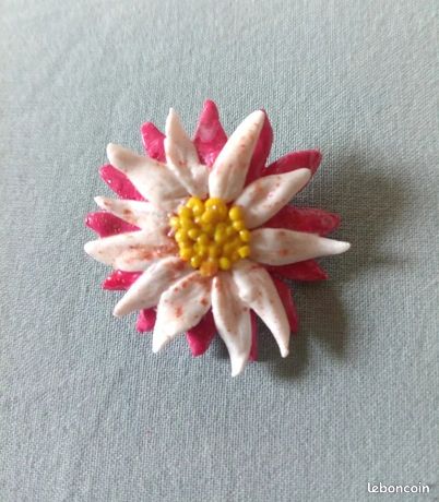 Broche fleur en rgent et or blnc vec dimnts tillés en rose des nnées 1890 En vente sur