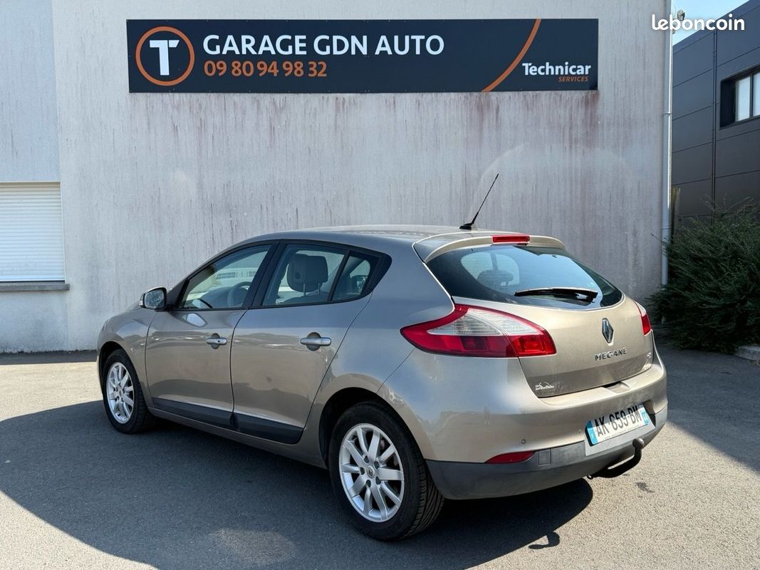Renault MEGANE III 1.9 DCI 130CH FAP PRIVILEGE ECO² EURO5 (image 11)
