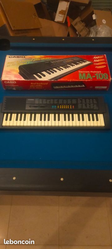 Synthétiseur Casio MA-100 avec la boîte Instruments de musique