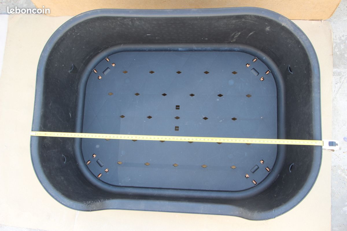 Panier / Corbeille en plastique noir sur pieds pour chien (image 2)