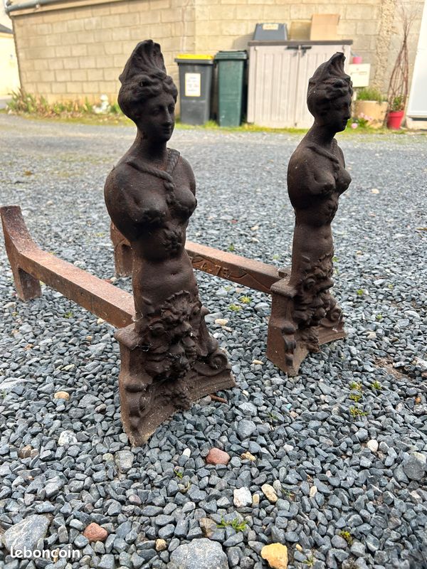 PAIRE D'ANCIENS CHENETS de cheminée tete de femme en fonte noire EUR 49