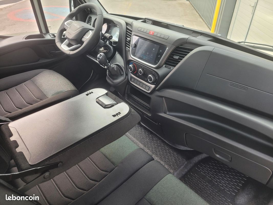 IVECO DAILY CCB 35C16 H3.0 PACK COMFORT SIMPLE CABINE 03 PLACES PLATEAU ALUMINIUM 5,17 MÈTRES comme NEUF + SUSPENSION RENFORCÉE 13 LAMES + MOTEUR 3 LITRES + CAMÉRA DE RECUL ( Prix de Vente 53 990 HT ) (image 4)