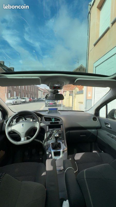 Vend ou échange Peugeot 5008 (image 2)