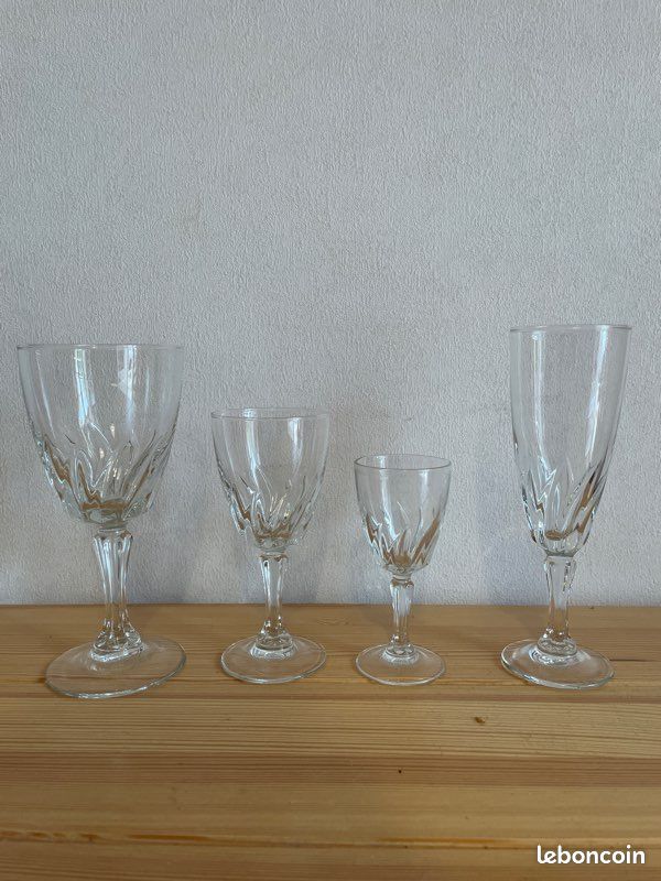 Ensemble de verres à pied (image 1)