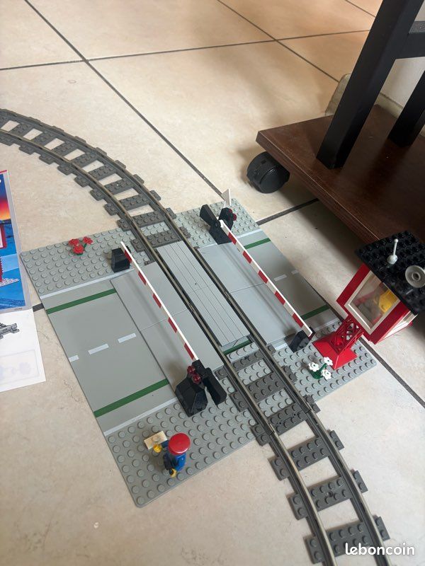 Lot LEGO Train 9V Vintage : Train de marchandises 4563 + Passage à niveau 4539 + Extras 4558 (image 4)