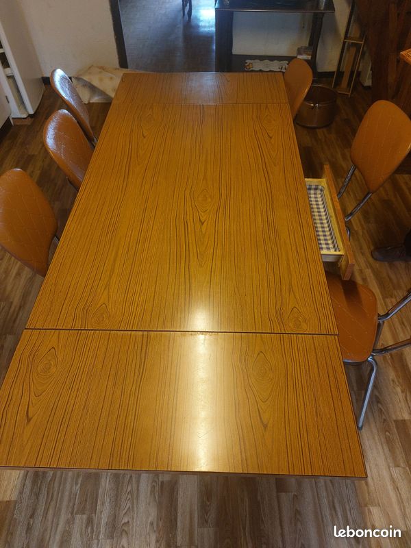 Table en formica de couleur bois avec 2 allonges pliables. 6 chaises (image 2)