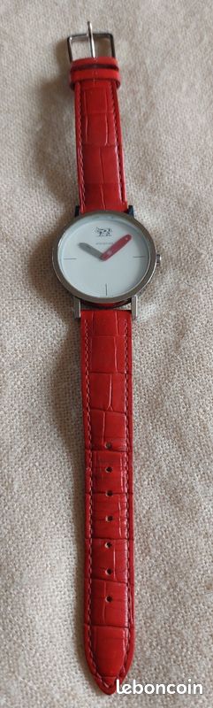 Montre Mondaine rouge (image 1)