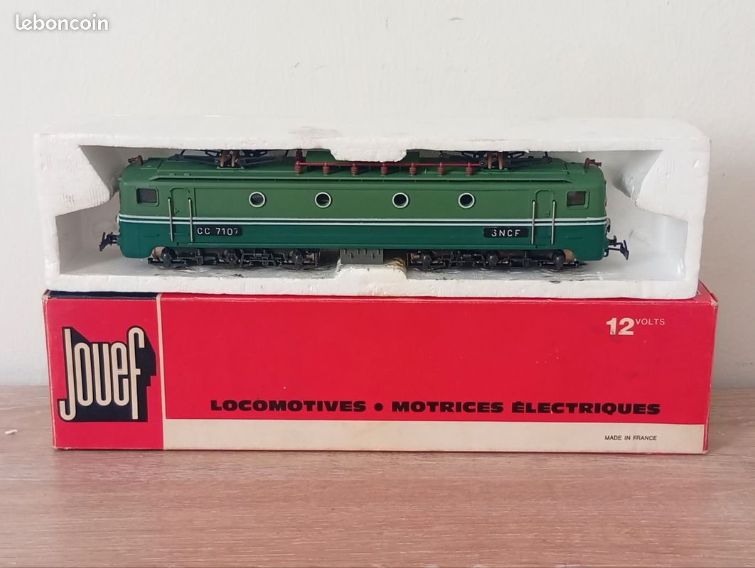 R 15362 UN CARTER INFERIEUR AVEC LESTE DE LOCOMOTIVE CC 7107 JOUEF