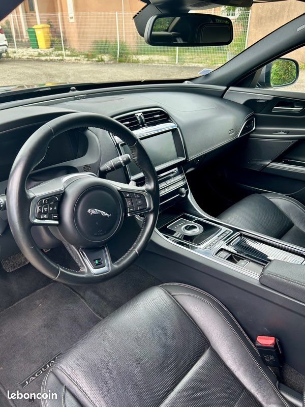 Jaguar XE R-Sport Black Pack (image 3)