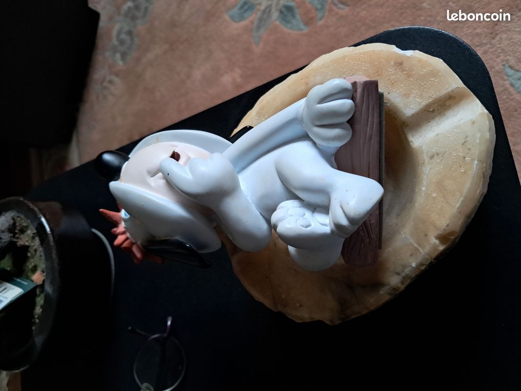 Figurine Droopy Assis – 1998 – Turner Entertainment – Résine – Très Bon état