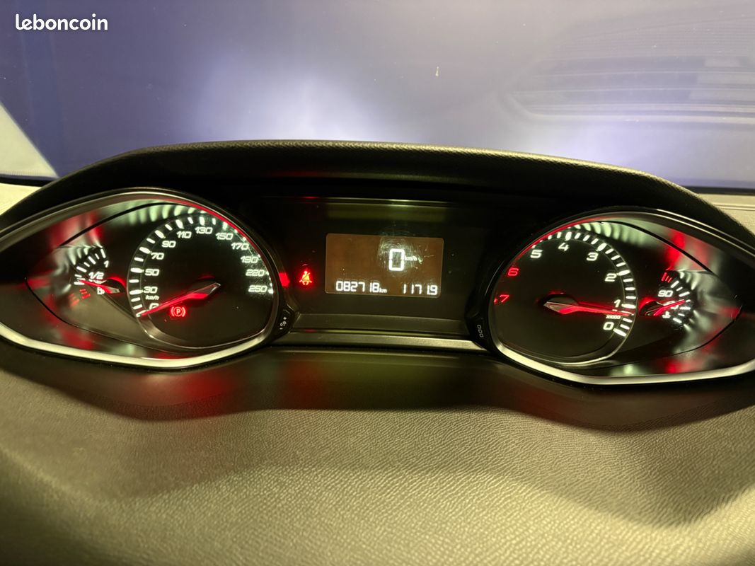 PEUGEOT 308 1.2 130ch ALLURE - Toit panoramique - Suivi complet - Climatisation (image 11)