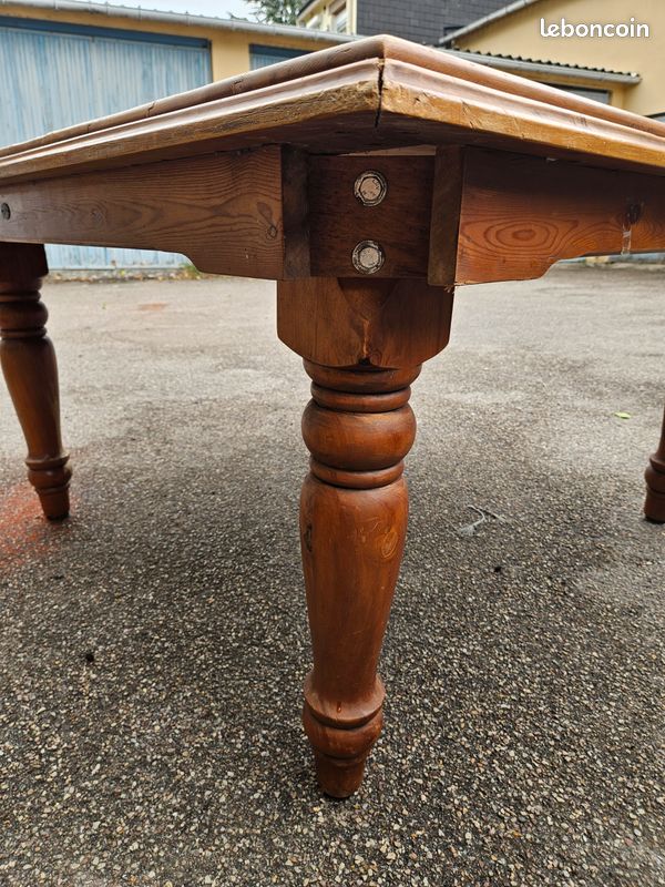 Table en bois carré (image 4)