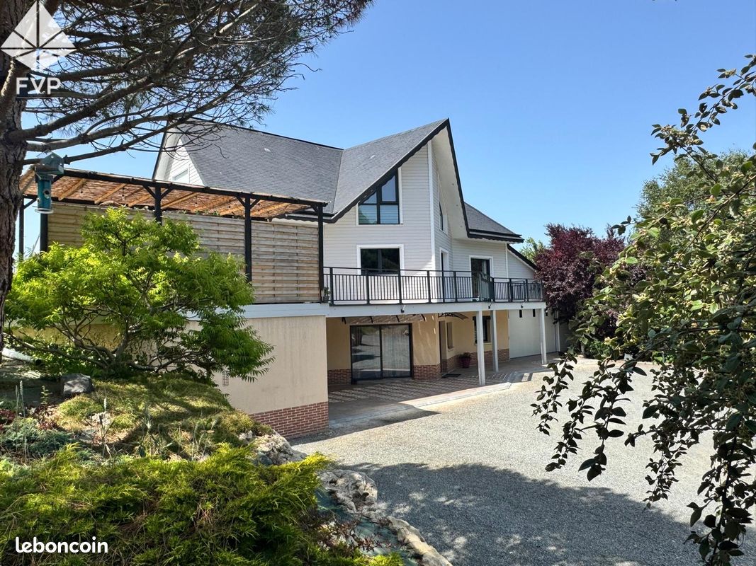 Maison 6 pièces 220 m² · à Rouxmesnil-Bouteilles · 220 m² · 630 000 €