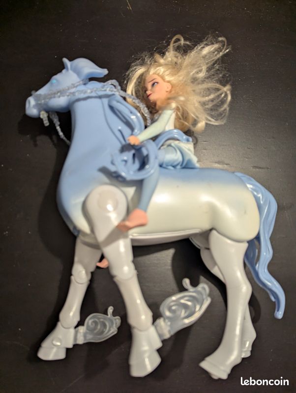 Reine des neiges Elsa et son cheval d'eau interactif (image 2)