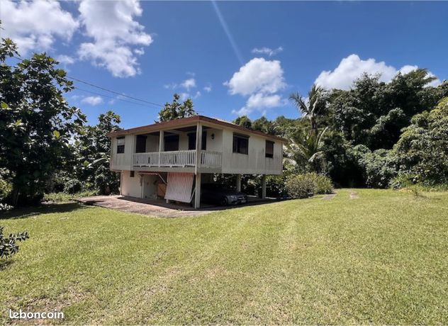 Terrain constructible de 3249 m² avec villa F4 de 200 m² à rénover, studio à louer en rez-de-chaussée, garage, débarras extérieur et vaste jardin